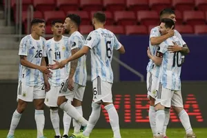 Lionel Messi và đồng đội đã kịp giành được chiến thắng quan trọng. 