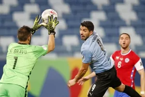 Luis Suarez và Uruguay vẫn đang vất vả tìm chiến thắng đầu tiên. 