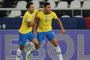 Casemiro (phải) mừng bàn thắng ấn định chiến thắng.