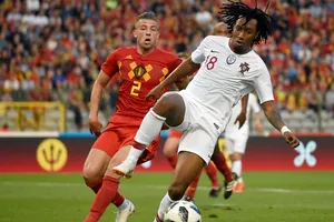 Toby Alderweireld ngăn đợt tấn công của Bồ Đào Nha trong giao hữu gần nhất hòa 0-0 năm 2018.