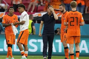 HLV Frank de Boer tỏ rõ rất thất vọng sau trận đấu. 
