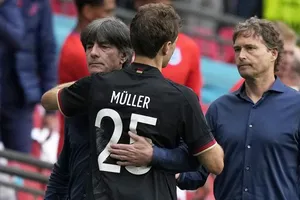HLV Joachim Loew và Thomas Mueller chia sẻ với nhau sau trận đấu.