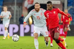 Thụy Sĩ (phải) tấn công khi đối đầu Tây Ban Nha ở Nations League năm ngoái.