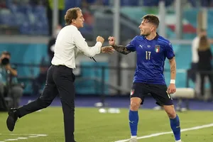 HLV Roberto Mancini luôn cố gắng làm giảm áp lực cho học trò xuyên suốt giải đấu.