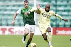 Alexandre Lacazette (phải) và Arsenal không có khởi đầu tốt.