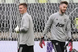 David De Gea (phải) đang chịu sự cạnh tranh lớn từ Dean Henderson. Ảnh: Getty Images