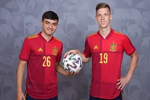 Hai ngôi sao Euro 2020 Pedri và Dani Olmo (phải) đảm bảo cho Tây Ban Nha vị thế ứng viên hàng đầu.