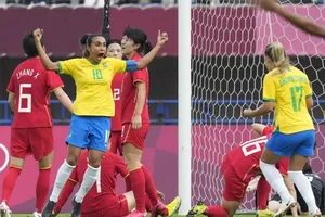 Marta trở thành cầu thủ bóng đá nữ đầu tiên ghi bàn trong 5 kỳ Olympic liên tiếp.