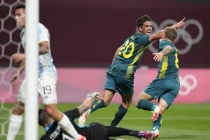 Australia đã khép lại một ngày khai màn vòng bảng đầy những cú sốc.