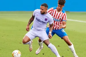 Memphis Depay có màn ra mắt khá suôn sẻ.