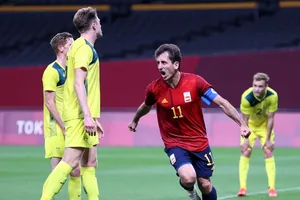 Mikel Oyarzabal phấn khích sau bàn thắng quan trọng.