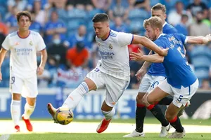 Real Madrid (trái) thua trận đầu tiên trong quá trình chuẩn bị trước giải.