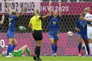 Các cô gái Thụy Điển thể hiện sức mạnh tuyệt đối ở vòng bảng.