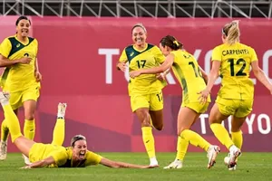 Các cô gái Australia ăn mừng chiến thắng lịch sử.