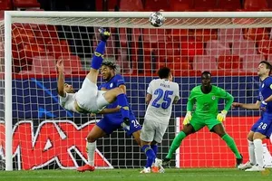 Mehdi Taremi với cú “xe đạp chổng ngược” xuất sắc vào lưới Chelsea.