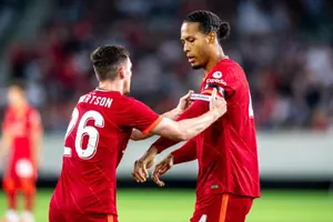 Virgil van Dijk nhận lại băng đội trưởng khi vào sân thay người.
