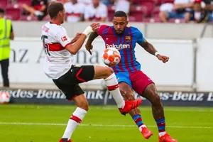 Memphis Depay xử lý tinh tế trước khi ghi bàn.