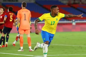 Malcom ăn mừng bàn thắng quyết định tấm HCV cho Brazil.