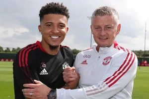 Jadon Sancho và HLV Ole Gunnar Solskjaer trong buổi tập đầu tiên.