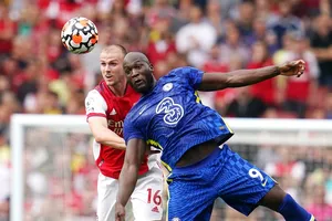 Romelu Lukaku không chỉ ghi bàn mà sức mạnh của anh còn làm khổ hàng thủ Arsenal. Ảnh: Getty Images
