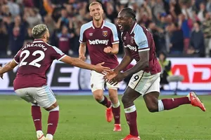 Michail Antonio (phải) đã đạt được cột mốc tự hào trong sự nghiệp cùng West Ham.