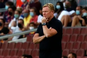 HLV Ronald Koeman đau đầu giải quyết sự mất cân bằng ở Barca.
