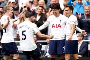 Lần đầu tiên trong lịch sử Tottenham bay cao trên đỉnh, còn Arsenal lụn bại ở cuối bảng. Ảnh: Getty Images