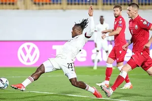 Tuyển Bỉ (trái) gần như chạm cả 2 tay vào tấm vé trực tiếp đến với World Cup 2022.
