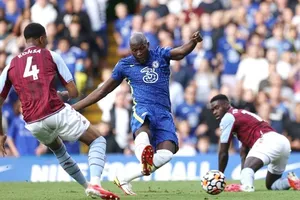 Romelu Lukaku trong pha ghi bàn đầu tiên tại sân Stamford Bridge. Ảnh: Getty Images