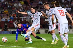 Robert Lewandowski ghi bàn ấn định chiến thắng. 
