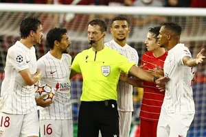 Lần đầu tiên trong lịch sử Champions League có 4 quả phạt đền được trao trong hiệp một.