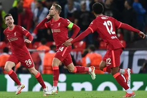 Jordan Henderson mang về chiến thắng khá nhọc nhằn cho Liverpool. Ảnh: Getty Images 