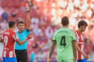 Joao Felix bị đuổi khỏi sân trong ngày nhà vô địch Atletico gây thất vọng.