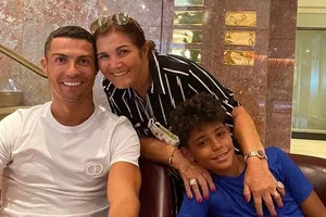 Bà Dolores Aveiro muốn trước khi chết được thấy cha con Ronaldo tại Sporting Lisbon.