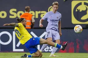 Tiền vệ Frenkie de Jong bị phạt thẻ vàng thứ 2 phải rời sân khiến Barca gặp khó.