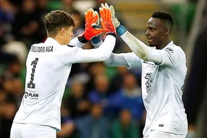 Edouard Mendy (phải) là sự lựa chọn số 1 và Kepa Arrizabalaga nhận thức rõ. Ảnh: Getty Images 