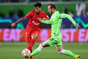 Sevilla (trái) giành kết quả hòa trong diễn biến căng thẳng tại Wolfsburg. 