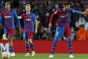 Barcelona đang đối mặt với mùa giải khủng hoàng toàn diện.