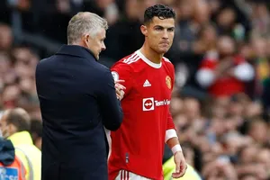 Cristiano Ronaldo không hài lòng khi phải ngồi dự bị. 