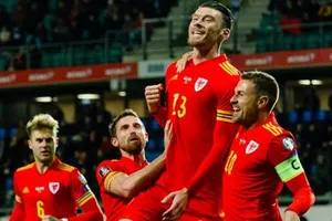 Bàn thắng của Kieffer Moore giữ lại cơ hội mong manh cho Xứ Wales.