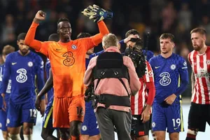 Người hùng Edouard Mendy ăn mừng chiến thắng cuối trận. Ảnh: Getty Images