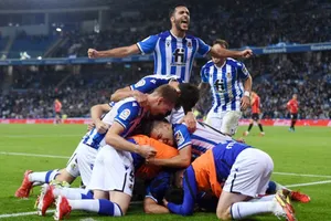 Sociedad ăn mừng chiến thắng đưa họ lên ngôi đầu.