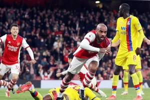 Alexandre Lacazette ghi bàn giúp Arsenal cầm hòa phút cuối.