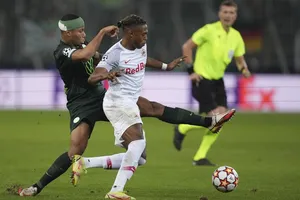 Salzburg (phải) đã xuất sắc đánh bại Wolfsburg để củng cố ngôi đầu.