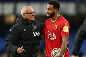 HLV Claudio Ranieri chia vui với người hùng Josh King. Ảnh: Getty Images