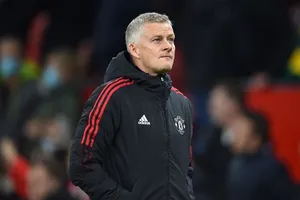 HLV Ole Gunnar Solskjaer bất lực chứng kiến đội hình bị lấn át. Ảnh: Getty Images