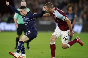 Phil Foden (trái) vào sân và sút hỏng quả luân lưu duy nhất.