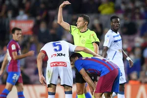 Trọng tài phản ứng sau biểu hiện bất thường của Sergio Aguero.