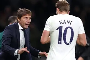 HLV Antonio Conte đã bị thử thách thần kinh ngay ngày ra mắt tại Tottenham.