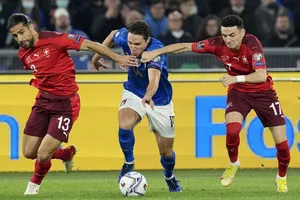 Italia và Thụy Sĩ tiếp tục đua căng thẳng đến vòng đấu cuối cùng.